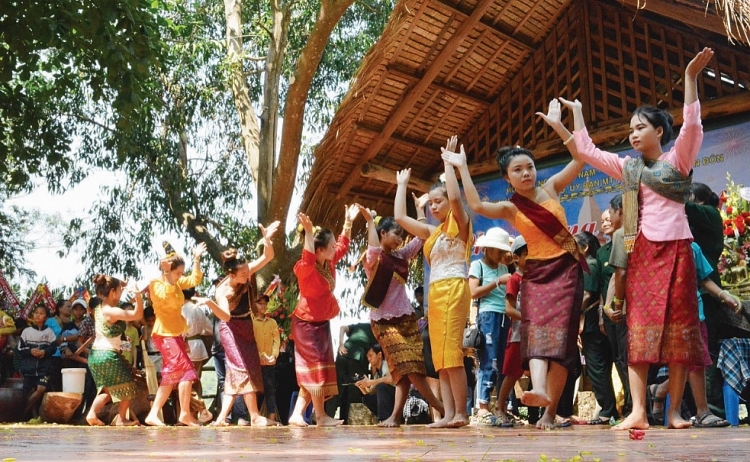 ຟ້ອນລໍາວົງລາວ ໄດ້ຮັບການຮັບຮອງເປັນມໍລະດົກໂລກ ຟ້ອນລໍາວົງລາວ ໄດ້ຮັບການຮັບຮອງເປັນມໍລະດົກໂລກ