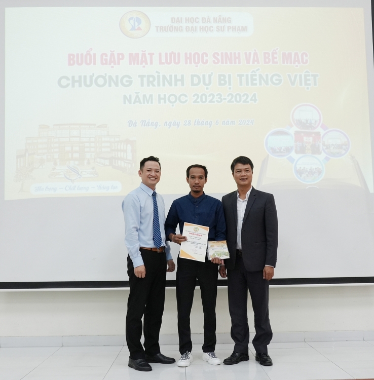 ​ເພີ່ມລະດັບຄວາມຮູ້​ພາສາ​ຫວຽດນາມ ໃຫ້ແກ່ນັກສຶກສາລາວ ຈາກບັນດາການເດີນທາງຕົວຈິງ