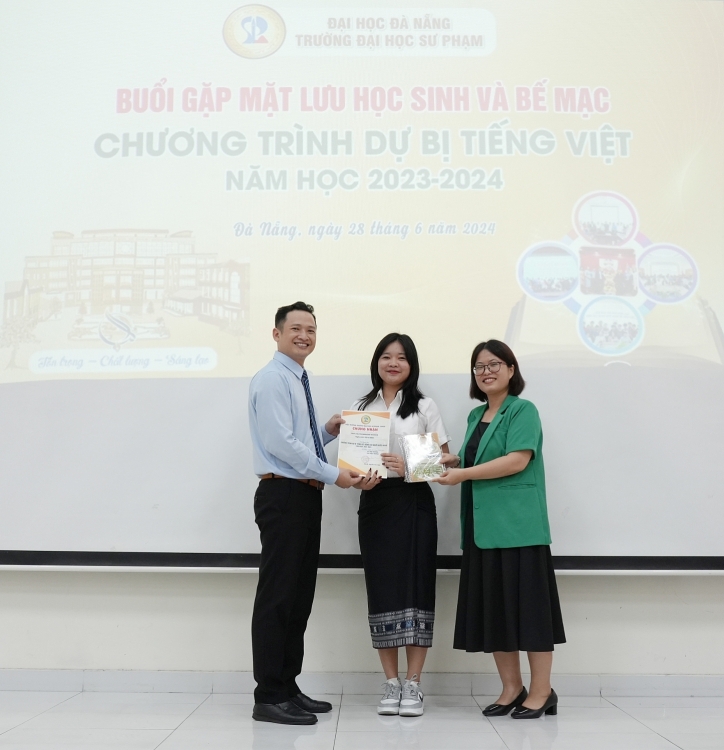 ​ເພີ່ມລະດັບຄວາມຮູ້​ພາສາ​ຫວຽດນາມ ໃຫ້ແກ່ນັກສຶກສາລາວ ຈາກບັນດາການເດີນທາງຕົວຈິງ