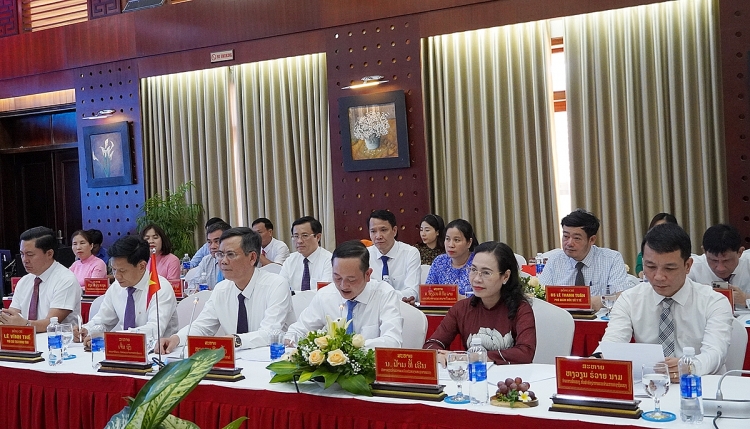 ກວາງບິ່ງ (ຫວຽດນາມ)   ຄໍາມ່ວນ (ລາວ) ຊຸກຍູ້ການສຶກສາ, ປ້ອງກັນຊາດ ແລະ ຊາຍແດນ