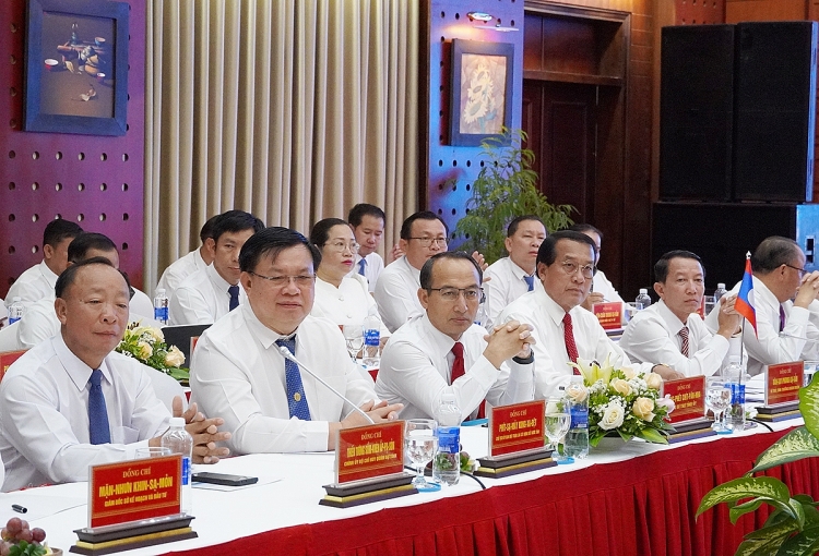 ກວາງບິ່ງ (ຫວຽດນາມ)   ຄໍາມ່ວນ (ລາວ) ຊຸກຍູ້ການສຶກສາ, ປ້ອງກັນຊາດ ແລະ ຊາຍແດນ