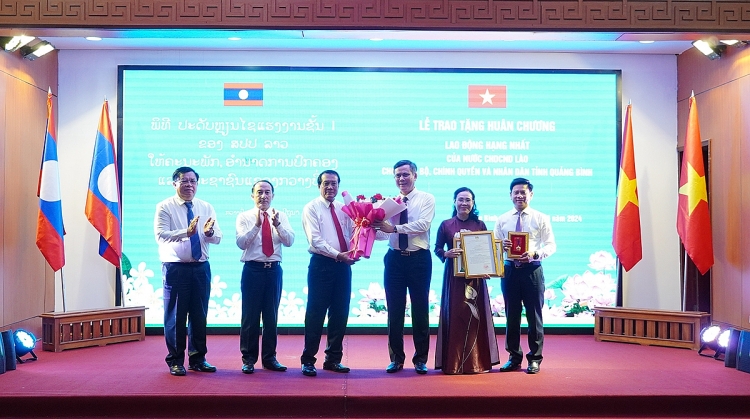 ກວາງບິ່ງ (ຫວຽດນາມ)   ຄໍາມ່ວນ (ລາວ) ຊຸກຍູ້ການສຶກສາ, ປ້ອງກັນຊາດ ແລະ ຊາຍແດນ