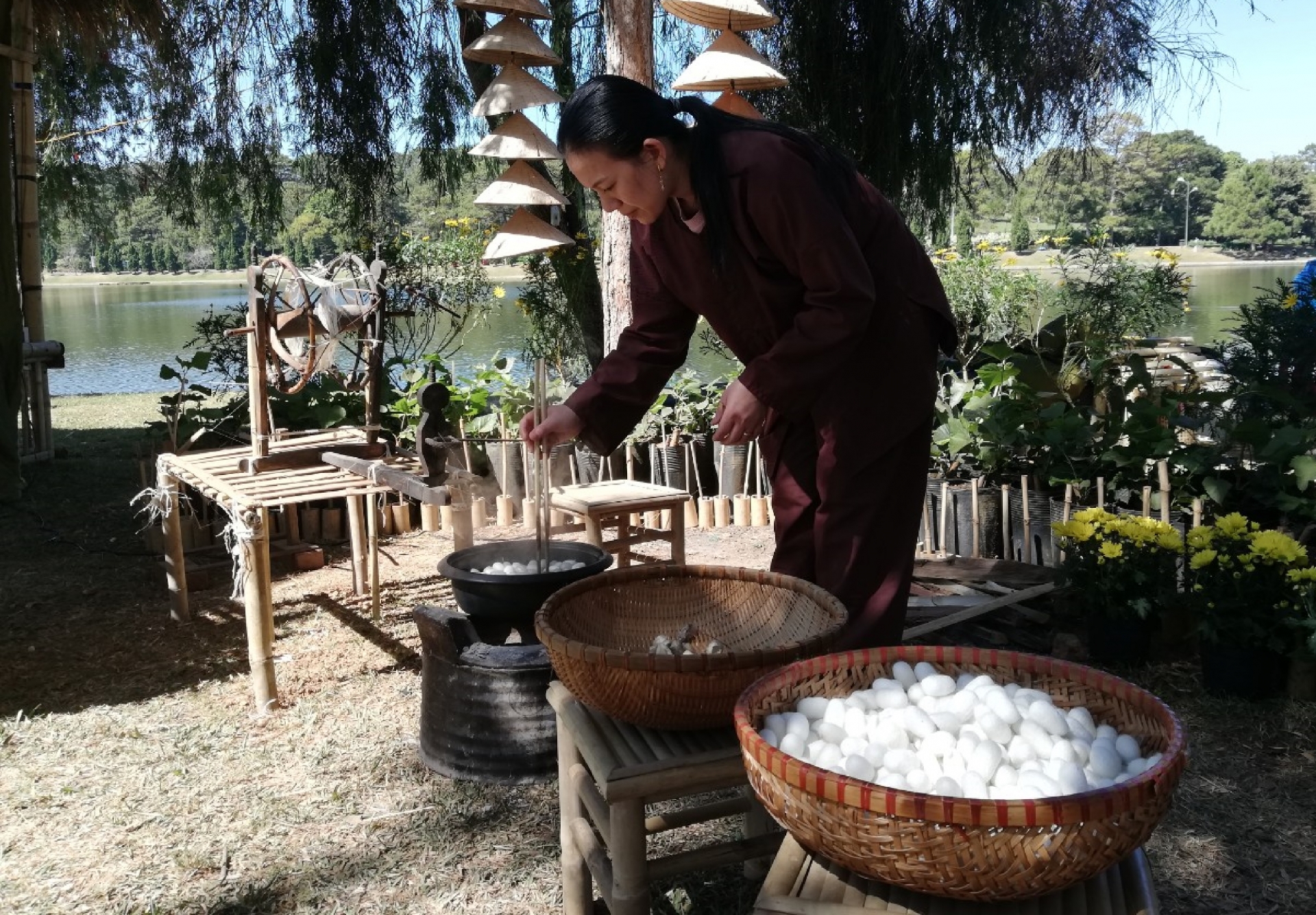 Công phu nghề dệt đũi ở làng Mẹo (Thái Bình) cong phu nghe det dui o lang meo thai binh