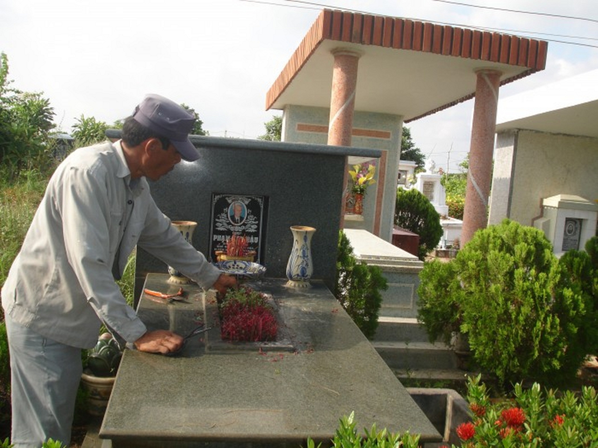 Rửa mộ thuê ngày Tết kiếm tiền triệu mỗi ngày rua mo thue ngay tet kiem tien trieu moi ngay