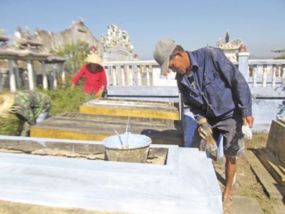 Rửa mộ thuê ngày Tết kiếm tiền triệu mỗi ngày rua mo thue ngay tet kiem tien trieu moi ngay