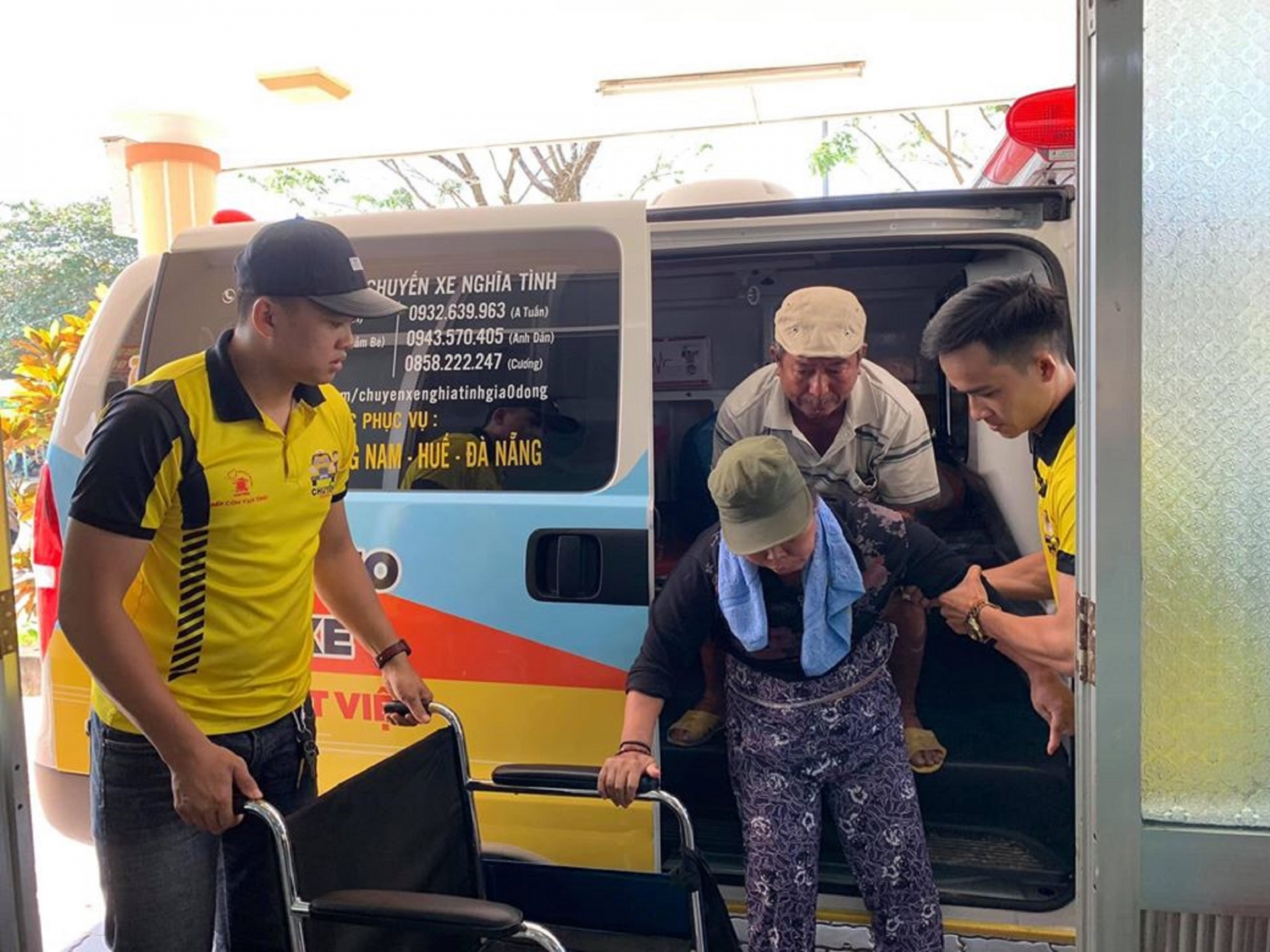 Đà Nẵng: 'Chuyến xe 0 đồng' của nhóm bạn trẻ chở miễn phí người bệnh nghèo về quê đón Tết da nang chuyen xe 0 dong cua nhom ban tre cho mien phi nguoi benh ngheo ve que don tet