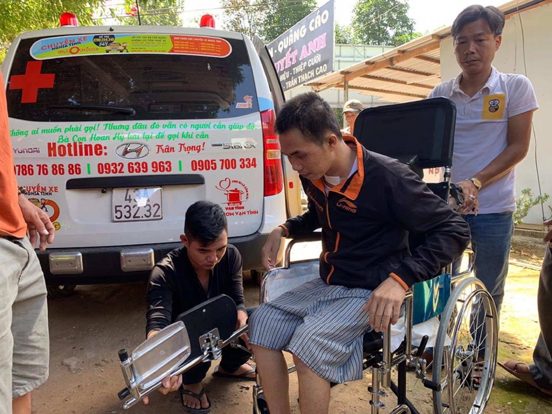 Đà Nẵng: 'Chuyến xe 0 đồng' của nhóm bạn trẻ chở miễn phí người bệnh nghèo về quê đón Tết da nang chuyen xe 0 dong cua nhom ban tre cho mien phi nguoi benh ngheo ve que don tet