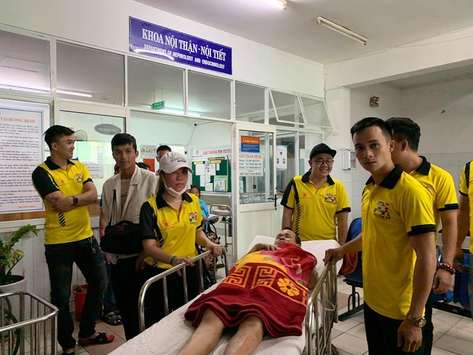 Đà Nẵng: 'Chuyến xe 0 đồng' của nhóm bạn trẻ chở miễn phí người bệnh nghèo về quê đón Tết da nang chuyen xe 0 dong cua nhom ban tre cho mien phi nguoi benh ngheo ve que don tet