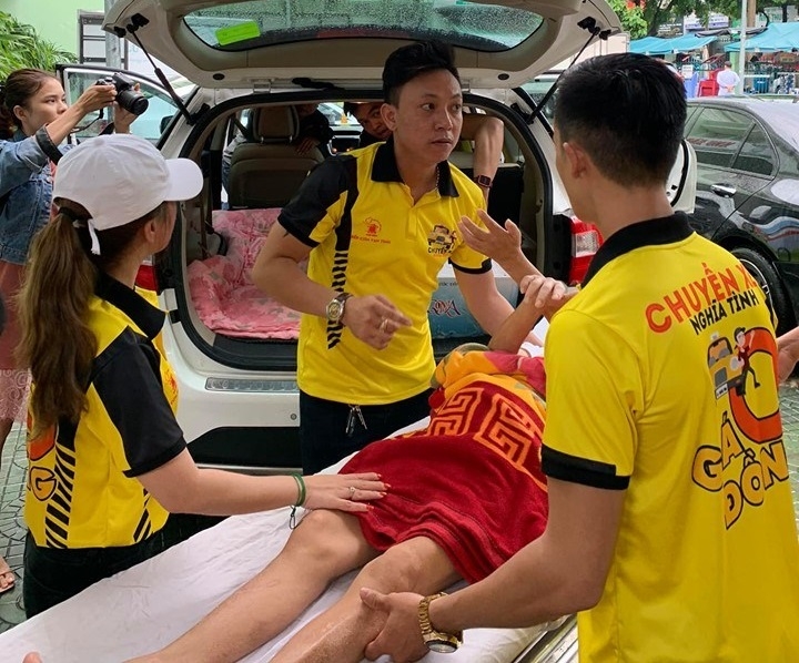 Đà Nẵng: 'Chuyến xe 0 đồng' của nhóm bạn trẻ chở miễn phí người bệnh nghèo về quê đón Tết da nang chuyen xe 0 dong cua nhom ban tre cho mien phi nguoi benh ngheo ve que don tet