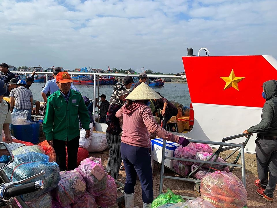 Nhiều chuyến hàng ra đảo Lý Sơn phục vụ người dân đón Tết nhieu chuyen hang ra dao ly son phuc vu nguoi dan don tet
