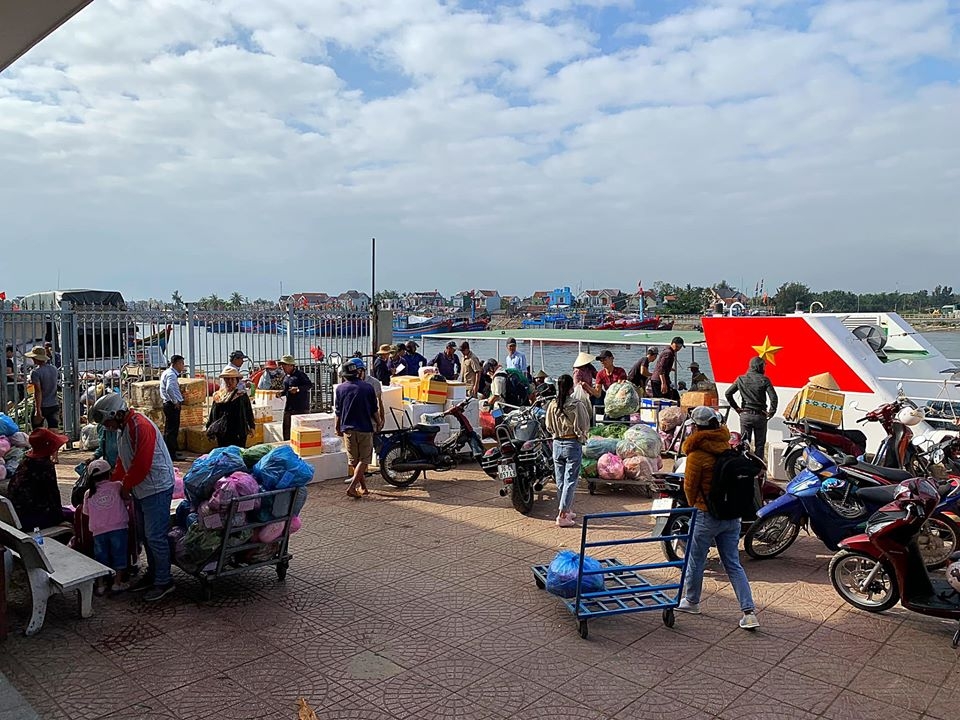 Nhiều chuyến hàng ra đảo Lý Sơn phục vụ người dân đón Tết nhieu chuyen hang ra dao ly son phuc vu nguoi dan don tet