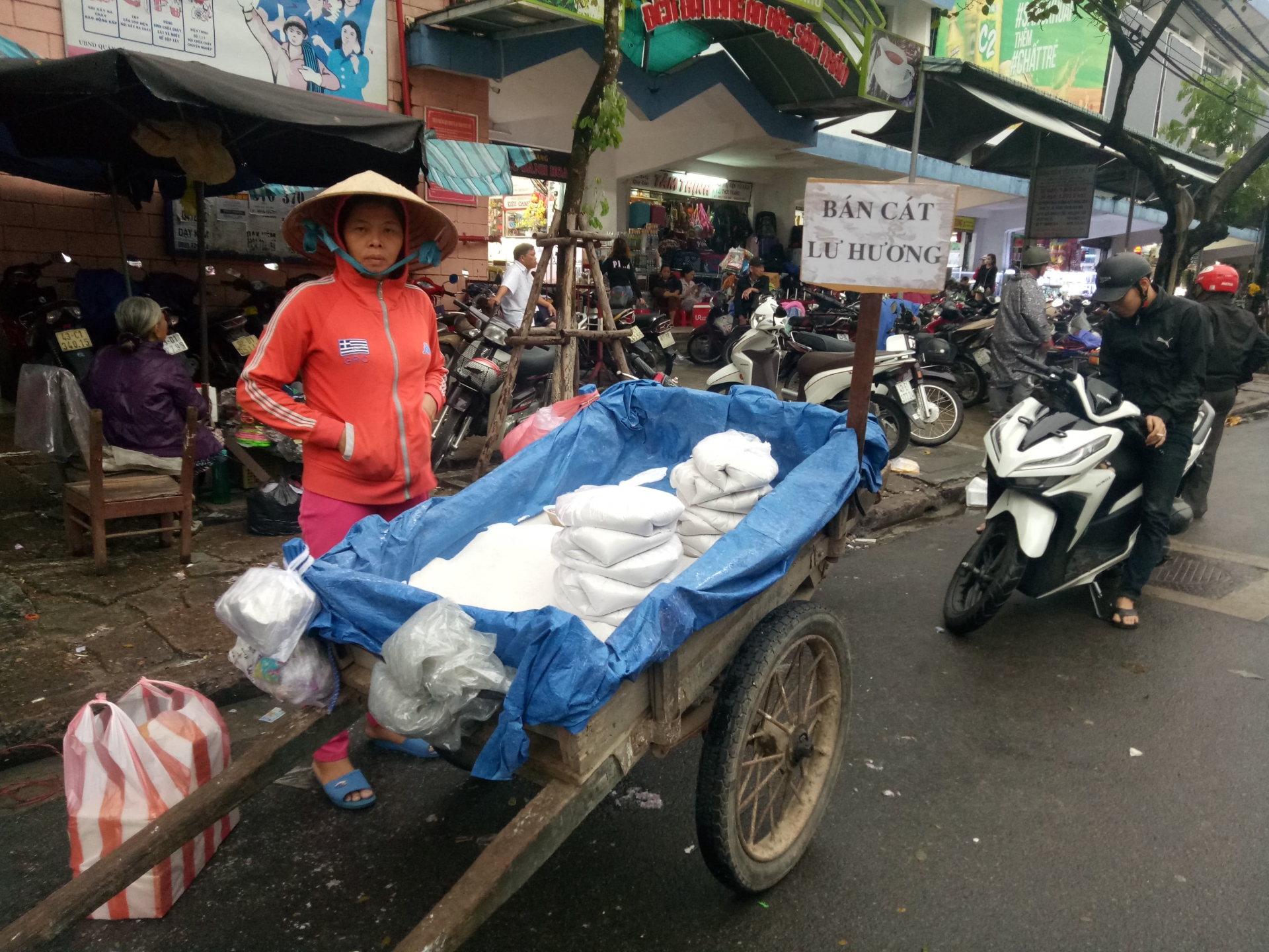 Nghề độc ở Đà Thành: Bán cát lư hương kiếm bộn tiền ngày Tết nghe doc o da thanh ban cat lu huong kiem bon tien ngay tet