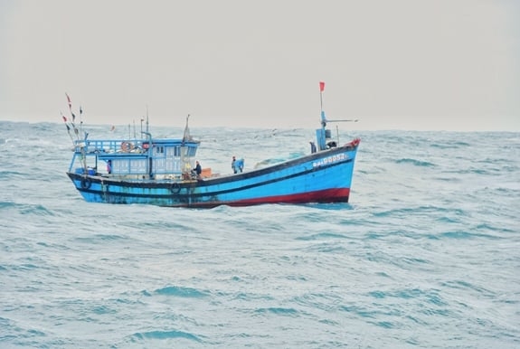 Tàu kiểm ngư hỗ trợ cấp cứu ngư dân Đà Nẵng bị nạn trên biển Tàu kiểm ngư hỗ trợ cấp cứu ngư dân Đà Nẵng bị nạn trên biển