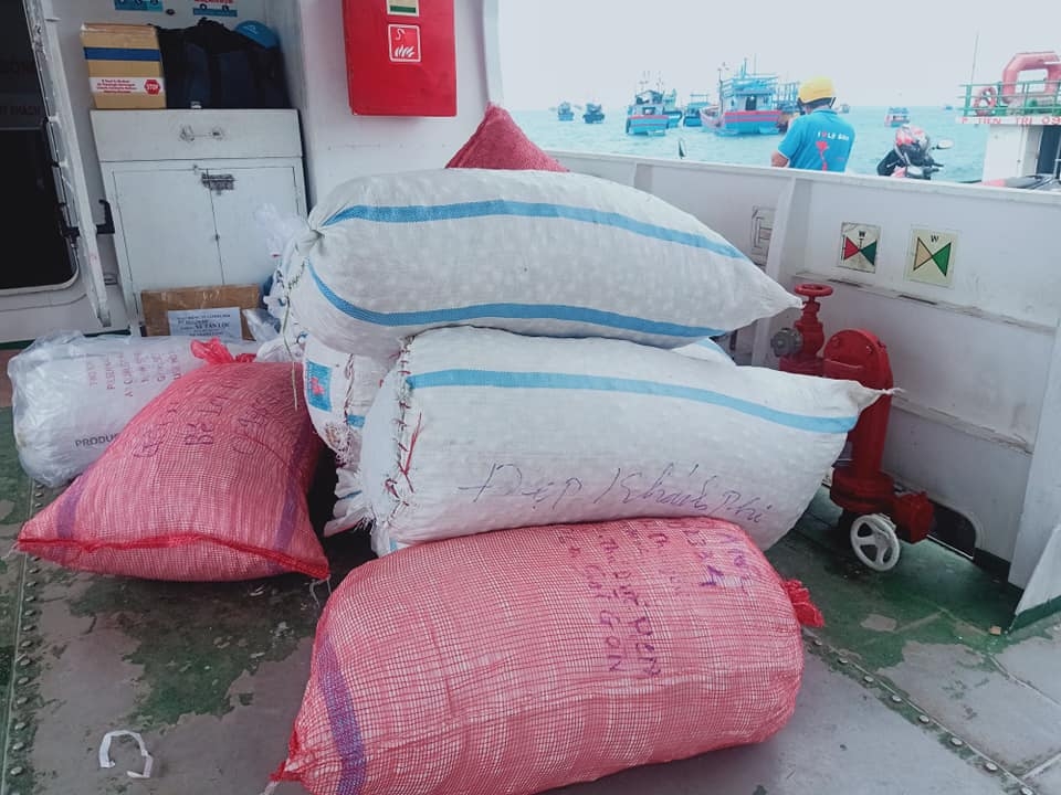 Đảo Lý Sơn tấp nập hàng Tết Tân Sửu Đảo Lý Sơn tấp nập hàng Tết Tân Sửu
