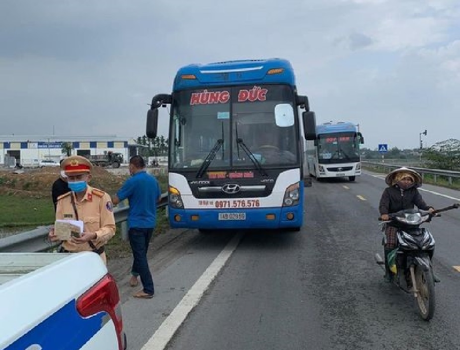 Quảng Ngãi: Tạm giữ xe khách Hùng Đức, khẩn trương truy vết hành khách xuống xe dọc đường Quảng Ngãi: Tạm giữ xe khách Hùng Đức, khẩn trương truy vết hành khách xuống xe dọc đường