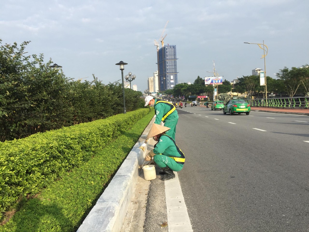 Đà Nẵng tất bật trang trí đường phố đón Tết Nhâm Dần Đà Nẵng tất bật trang trí đường phố đón Tết Nhâm Dần