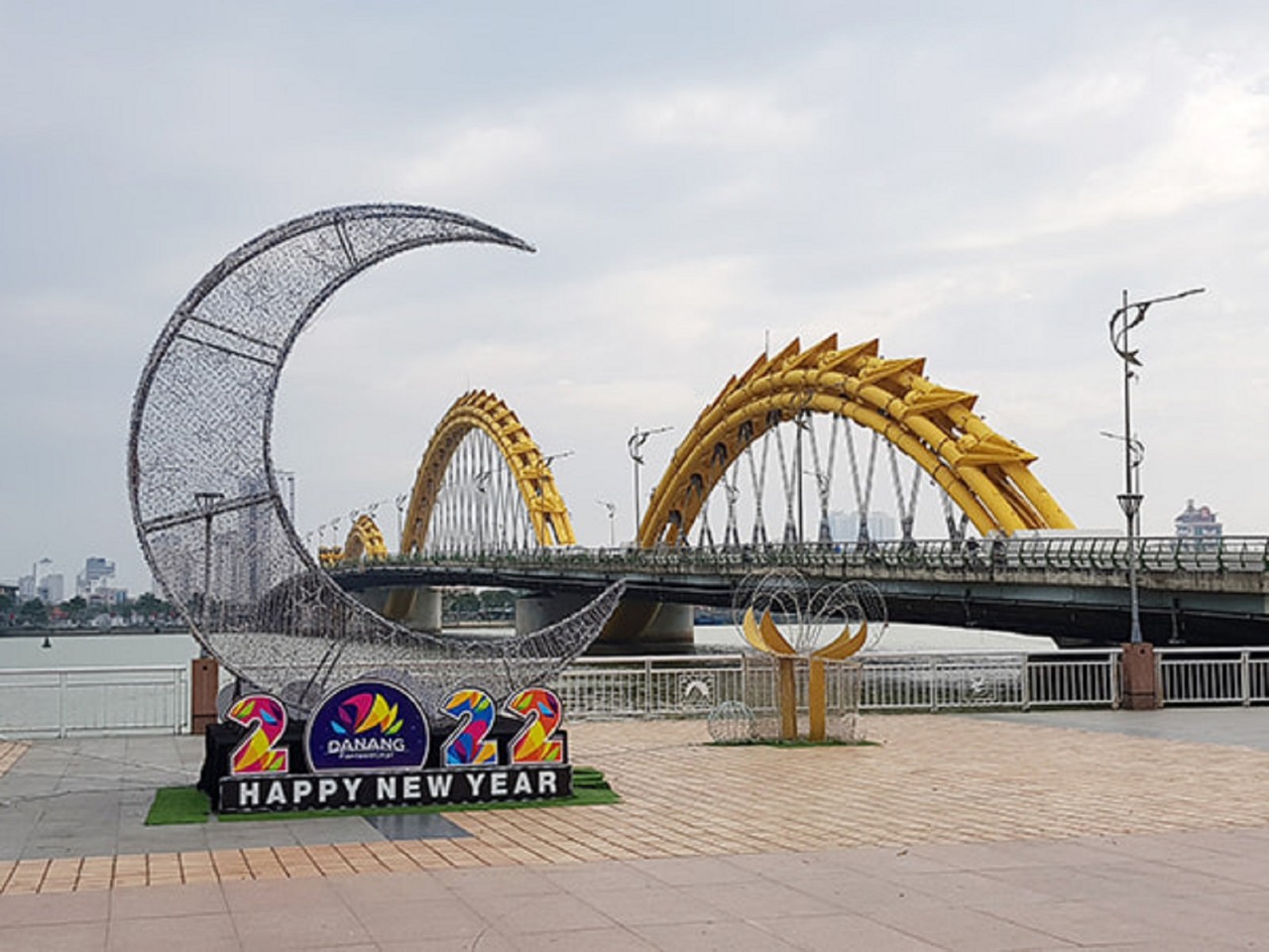 Đà Nẵng tất bật trang trí đường phố đón Tết Nhâm Dần Đà Nẵng tất bật trang trí đường phố đón Tết Nhâm Dần