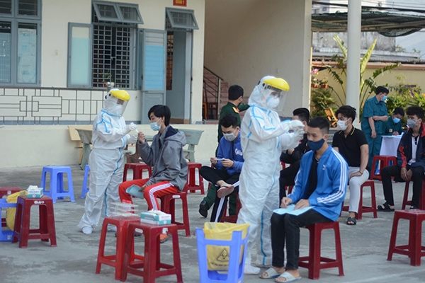 Đà Nẵng: Hơn 1000 thanh niên chuẩn bị nhập ngũ được xét nghiệm SARS-CoV-2 Đà Nẵng: Hơn 1000 thanh niên chuẩn bị nhập ngũ được xét nghiệm SARS-CoV-2