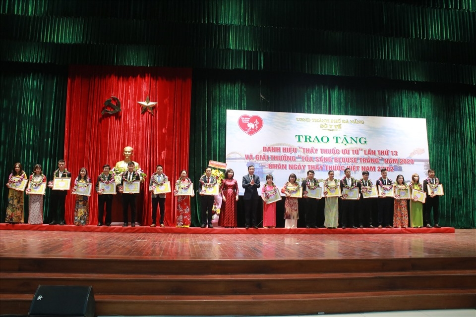 20 y, bác sỹ tại Đà Nẵng được vinh danh giải “Tỏa sáng blouse trắng” 20 y, bác sỹ tại Đà Nẵng được vinh danh giải “Tỏa sáng blouse trắng”