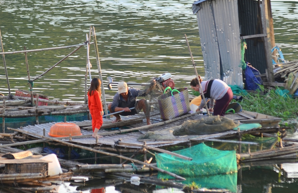 Cuộc sống êm đềm bên hồ Nam Ka Cuộc sống êm đềm bên hồ Nam Ka