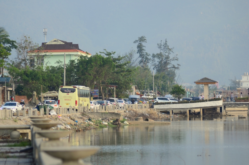 Mùa hàu về ở đồng nước Lập An Mùa hàu về ở đồng nước Lập An
