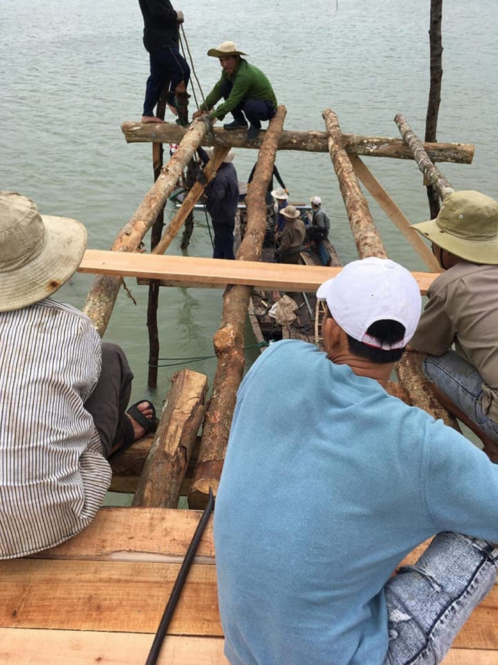 Cây cầu gỗ nối đôi bờ xứ Nẫu
