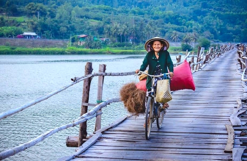 Cây cầu gỗ nối đôi bờ xứ Nẫu