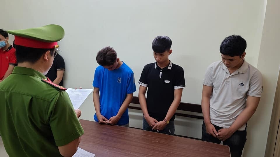 Đà Nẵng: Chém nhầm người, 3 thanh niên bị khởi tố Đà Nẵng: Chém nhầm người, 3 thanh niên bị khởi tố