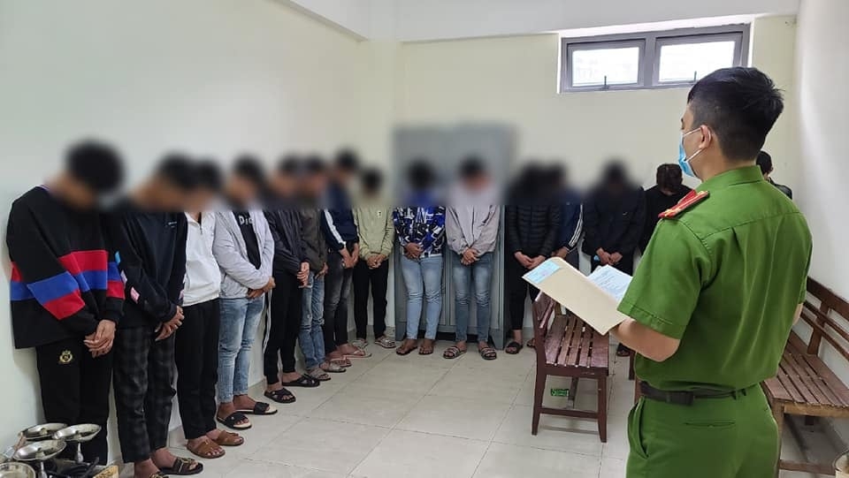 Đà Nẵng: Chém nhầm người, 3 thanh niên bị khởi tố Đà Nẵng: Chém nhầm người, 3 thanh niên bị khởi tố