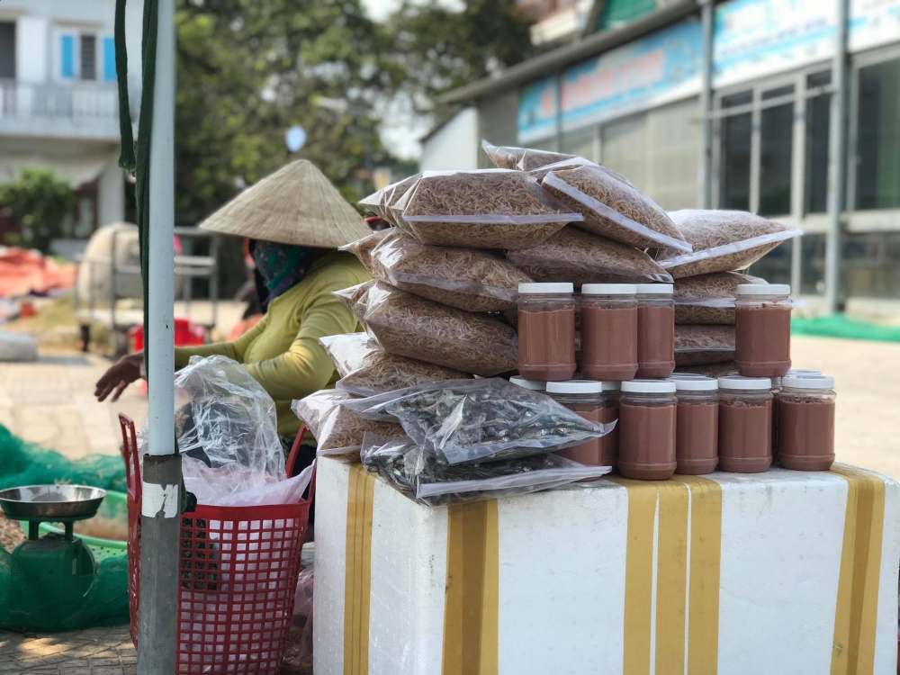 Cận cảnh quá trình phơi khô ruốc biển của ngư dân Đà Nẵng Cận cảnh quá trình phơi khô ruốc biển của ngư dân Đà Nẵng