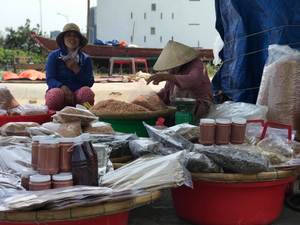 Cận cảnh quá trình phơi khô ruốc biển của ngư dân Đà Nẵng Cận cảnh quá trình phơi khô ruốc biển của ngư dân Đà Nẵng