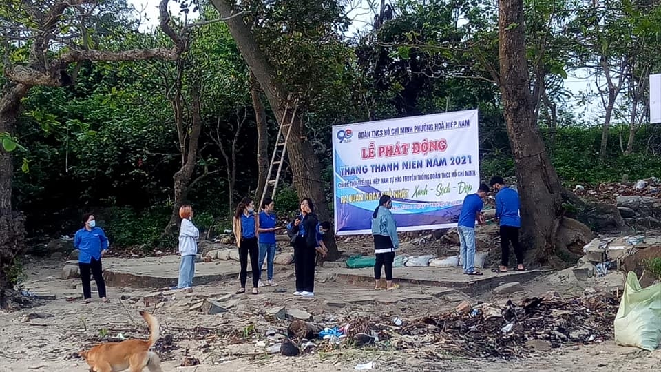 Ghềnh đá Nam Ô ngập trong rác Ghềnh đá Nam Ô ngập trong rác