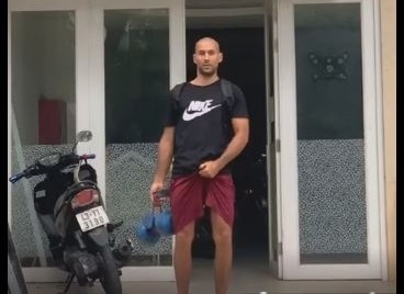 Không đeo khẩu trang ra đường lại có hành vi vô văn hóa, một du khách ở Đà Nẵng bị phạt khong deo khau trang ra duong lai co hanh vi vo van hoa mot du khach o da nang bi phat