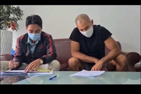 Không đeo khẩu trang ra đường lại có hành vi vô văn hóa, một du khách ở Đà Nẵng bị phạt khong deo khau trang ra duong lai co hanh vi vo van hoa mot du khach o da nang bi phat