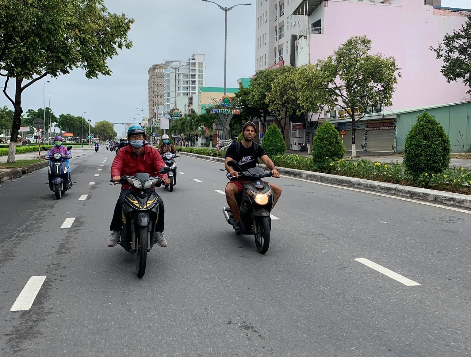 Không đeo khẩu trang ra đường lại có hành vi vô văn hóa, một du khách ở Đà Nẵng bị phạt khong deo khau trang ra duong lai co hanh vi vo van hoa mot du khach o da nang bi phat