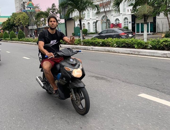 Không đeo khẩu trang ra đường lại có hành vi vô văn hóa, một du khách ở Đà Nẵng bị phạt khong deo khau trang ra duong lai co hanh vi vo van hoa mot du khach o da nang bi phat