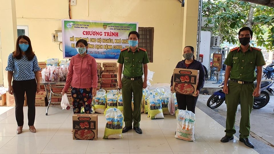 Công an Đà Nẵng mang gạo hỗ trợ tới tận tay người dân bị ảnh hưởng dịch C0vid-19 cong an da nang mang gao ho tro toi tan tay nguoi dan bi anh huong dich c0vid 19