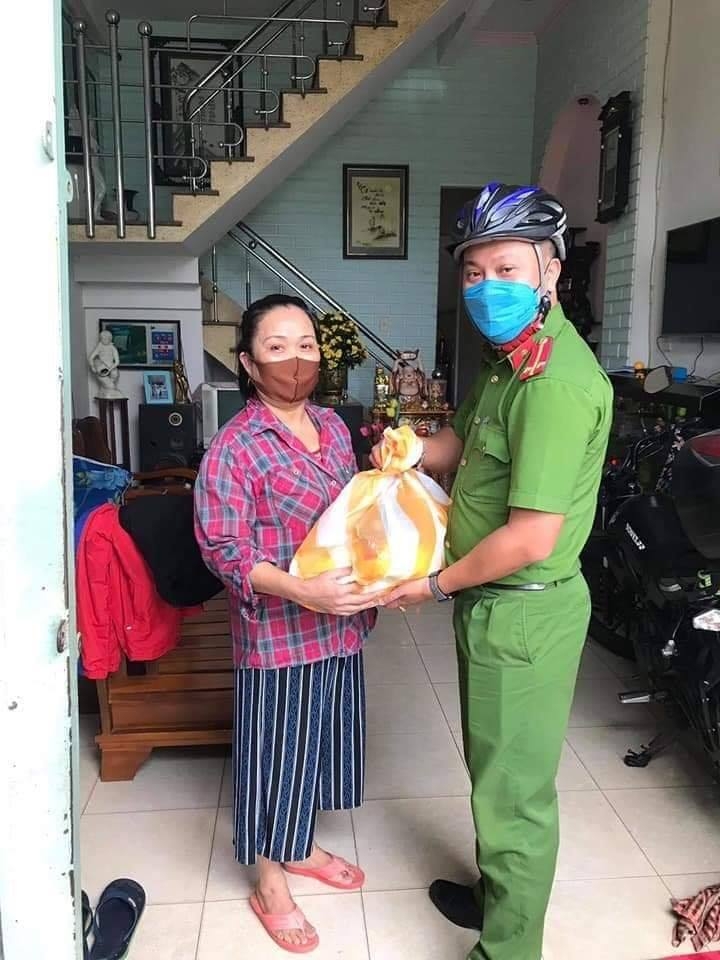 Công an Đà Nẵng mang gạo hỗ trợ tới tận tay người dân bị ảnh hưởng dịch C0vid-19 cong an da nang mang gao ho tro toi tan tay nguoi dan bi anh huong dich c0vid 19