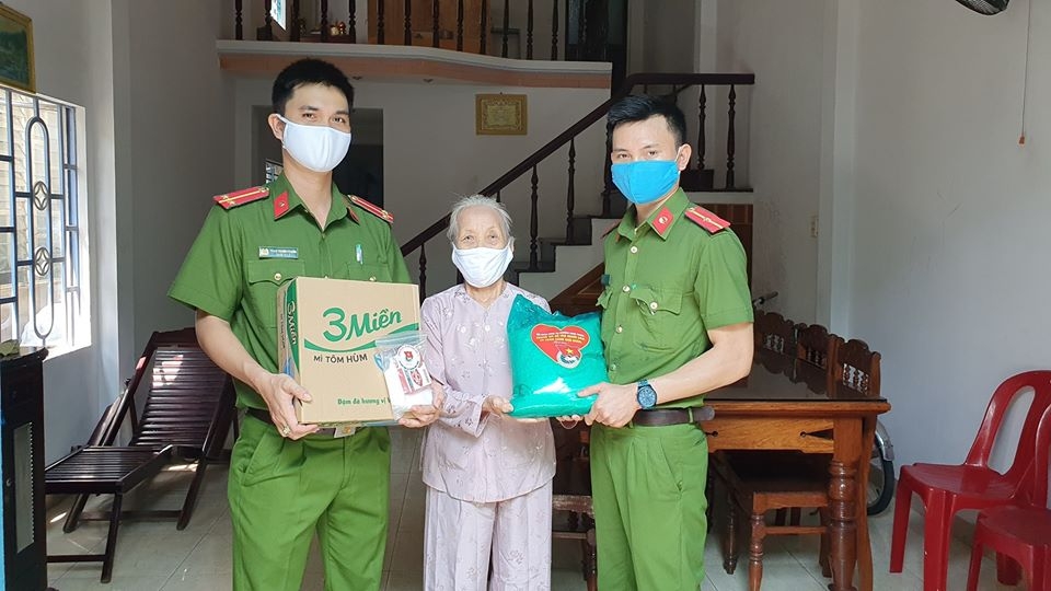 Công an Đà Nẵng mang gạo hỗ trợ tới tận tay người dân bị ảnh hưởng dịch C0vid-19 cong an da nang mang gao ho tro toi tan tay nguoi dan bi anh huong dich c0vid 19