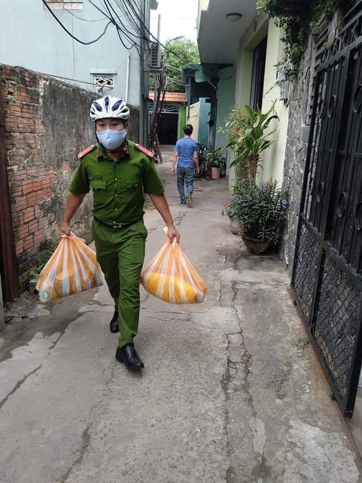 Công an Đà Nẵng mang gạo hỗ trợ tới tận tay người dân bị ảnh hưởng dịch C0vid-19 cong an da nang mang gao ho tro toi tan tay nguoi dan bi anh huong dich c0vid 19