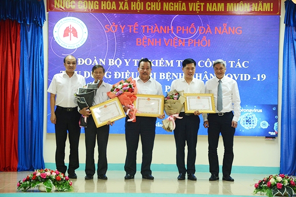 Bộ Y tế đã tặng Bằng khen cho các cá nhân, tập thể tại Đà Nẵng Bộ Y tế đã tặng Bằng khen cho các cá nhân, tập thể tại Đà Nẵng