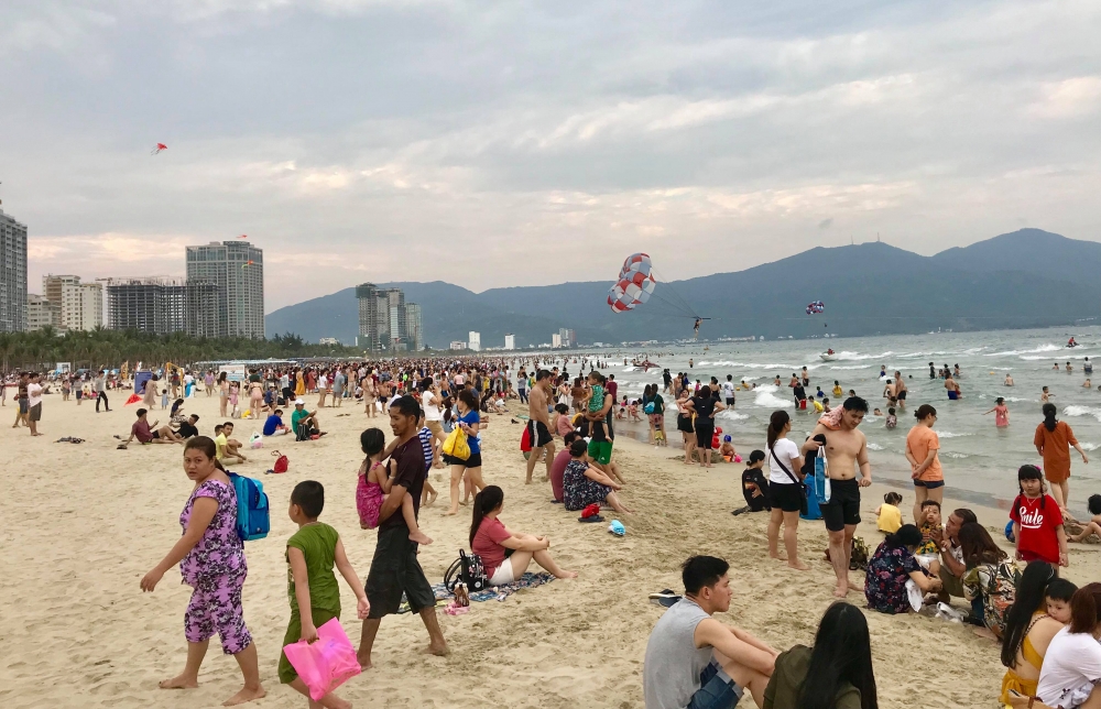 Bãi biển Đà Nẵng đông nghịt du khách ngày nắng Bãi biển Đà Nẵng đông nghịt du khách ngày nắng