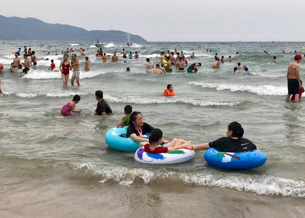 Bãi biển Đà Nẵng đông nghịt du khách ngày nắng Bãi biển Đà Nẵng đông nghịt du khách ngày nắng
