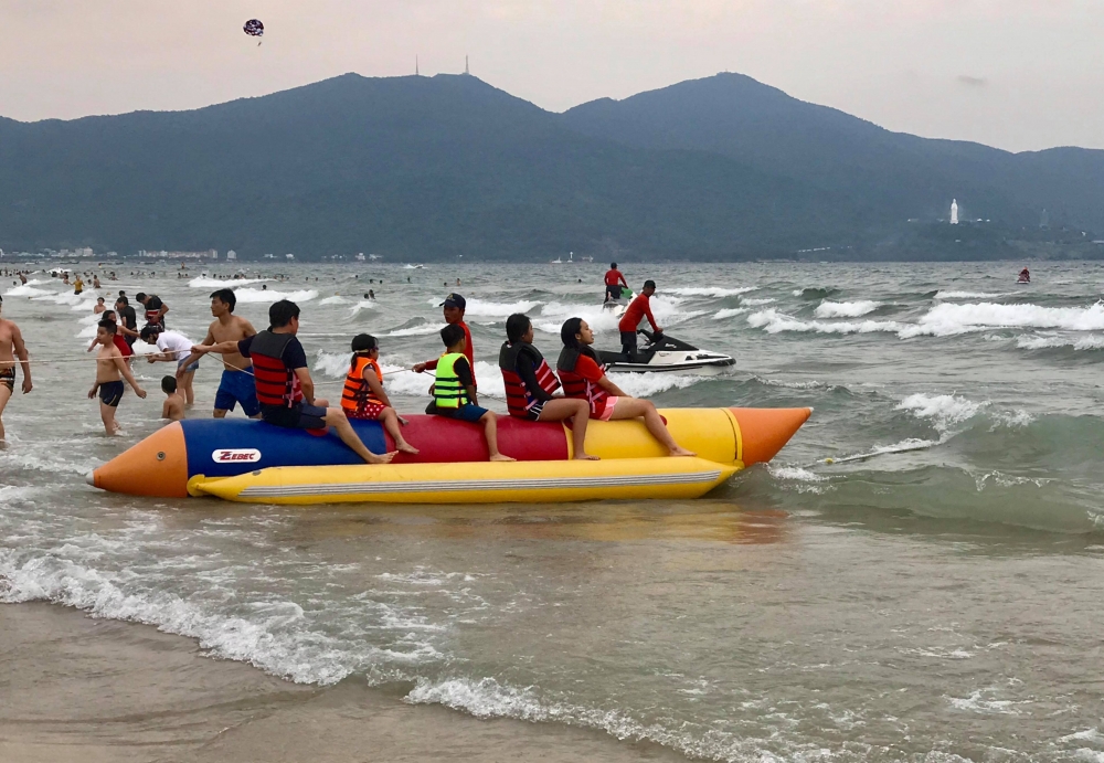 Bãi biển Đà Nẵng đông nghịt du khách ngày nắng Bãi biển Đà Nẵng đông nghịt du khách ngày nắng