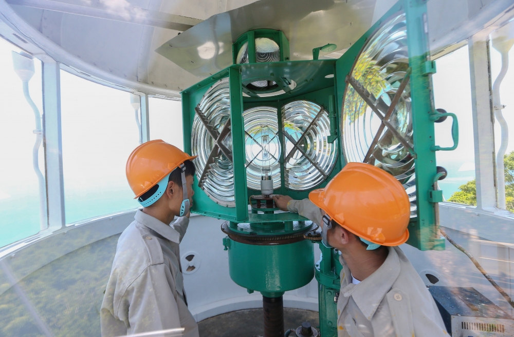 Ra mép biển checkin ngọn hải đăng cổ ở Đà Nẵng Ra mép biển checkin ngọn hải đăng cổ ở Đà Nẵng