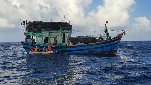 Cứu nạn kịp thời một thuyền trưởng tàu đánh cá bị nạn trên biển Cứu nạn kịp thời một thuyền trưởng tàu đánh cá bị nạn trên biển