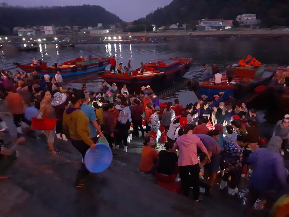 Bến cá Nghi Thủy lúc hừng đông ben ca nghi thuy luc hung dong