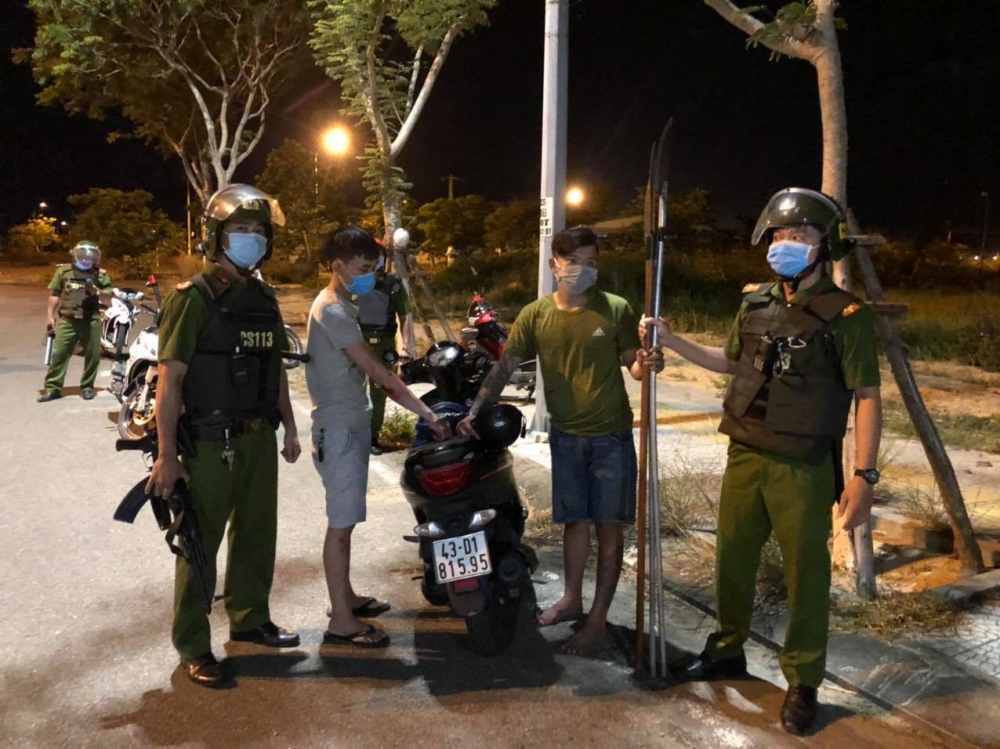 Công an Đà Nẵng nổ súng khống chế nhiều đối tượng mang hung khí đi hỗn chiến Công an Đà Nẵng nổ súng khống chế nhiều đối tượng mang hung khí đi hỗn chiến