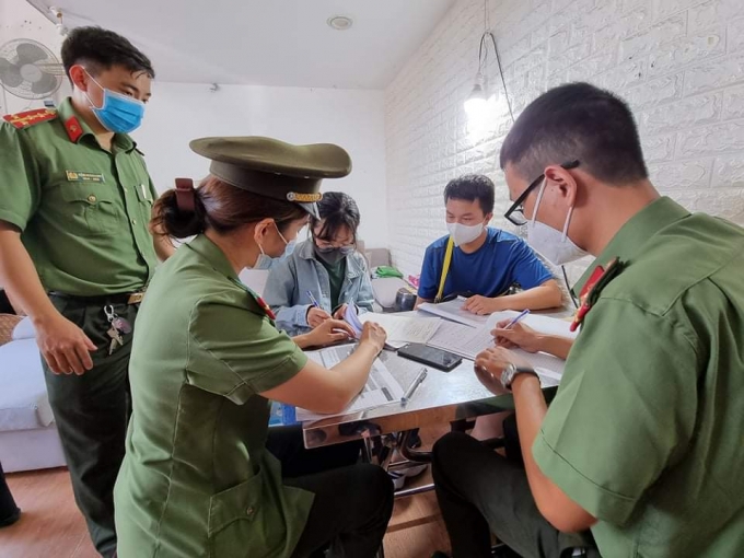 Hai cô gái tại Đà Nẵng bị bắt vì đưa chuyên gia “rởm” vào Việt Nam Hai cô gái tại Đà Nẵng bị bắt vì đưa chuyên gia “rởm” vào Việt Nam