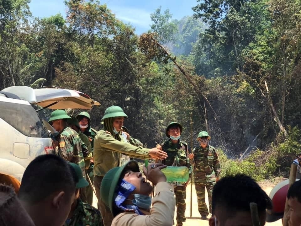 Hình ảnh xúc động về lực lượng chữa cháy rừng tại Hà Tĩnh nhung hinh anh cam dong ve cac luc luong chua chay rung tai ha tinh